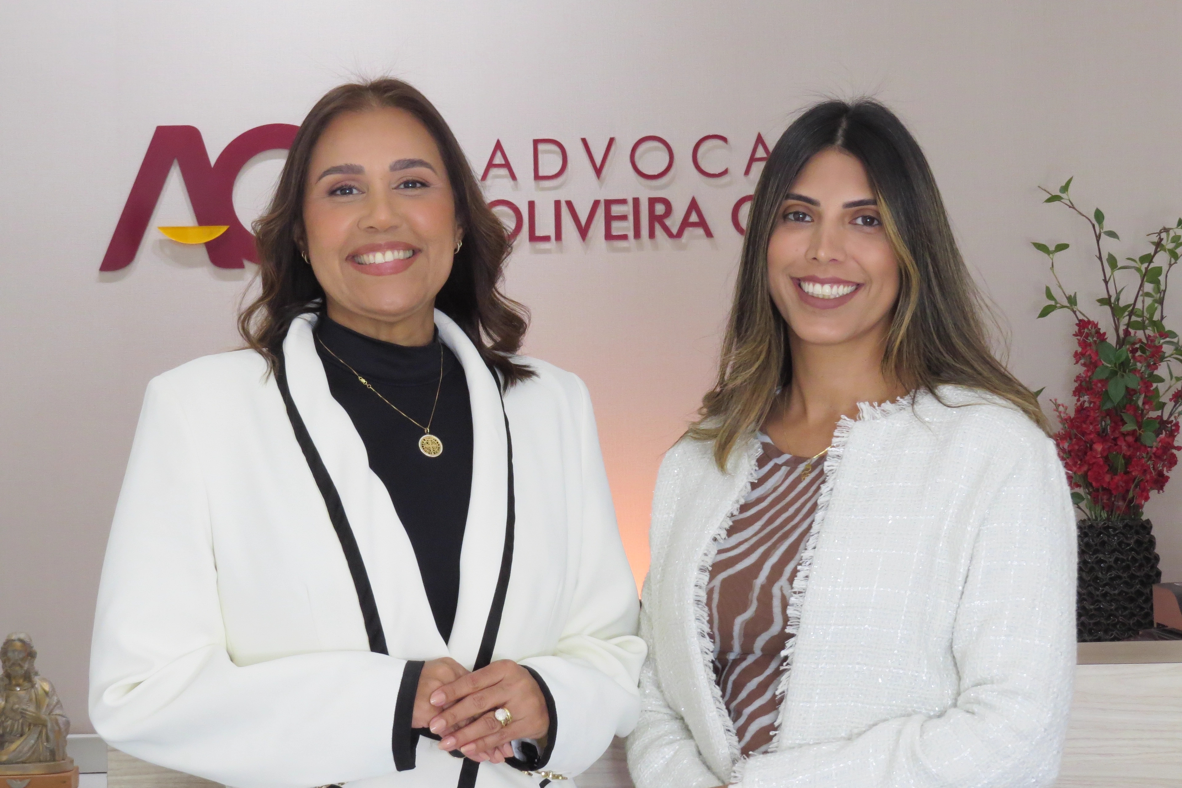 Liliane de Oliveira Costa e Thiara de Oliveira Gomes, sócias fundadoras da Advocacia Oliveira Costa, na recepção do escritório