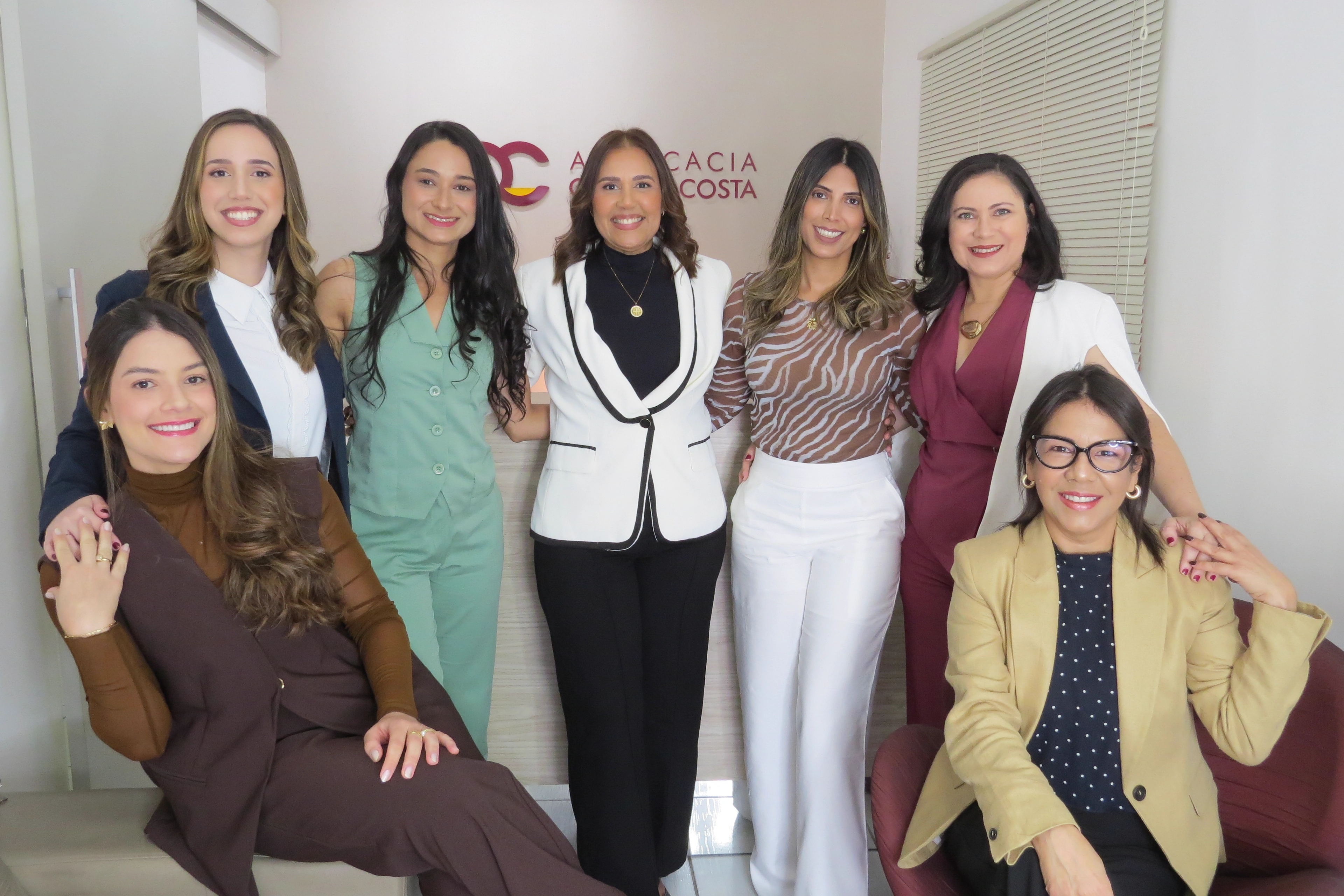Equipe da Advocacia Oliveira Costa reunida na recepção do escritório