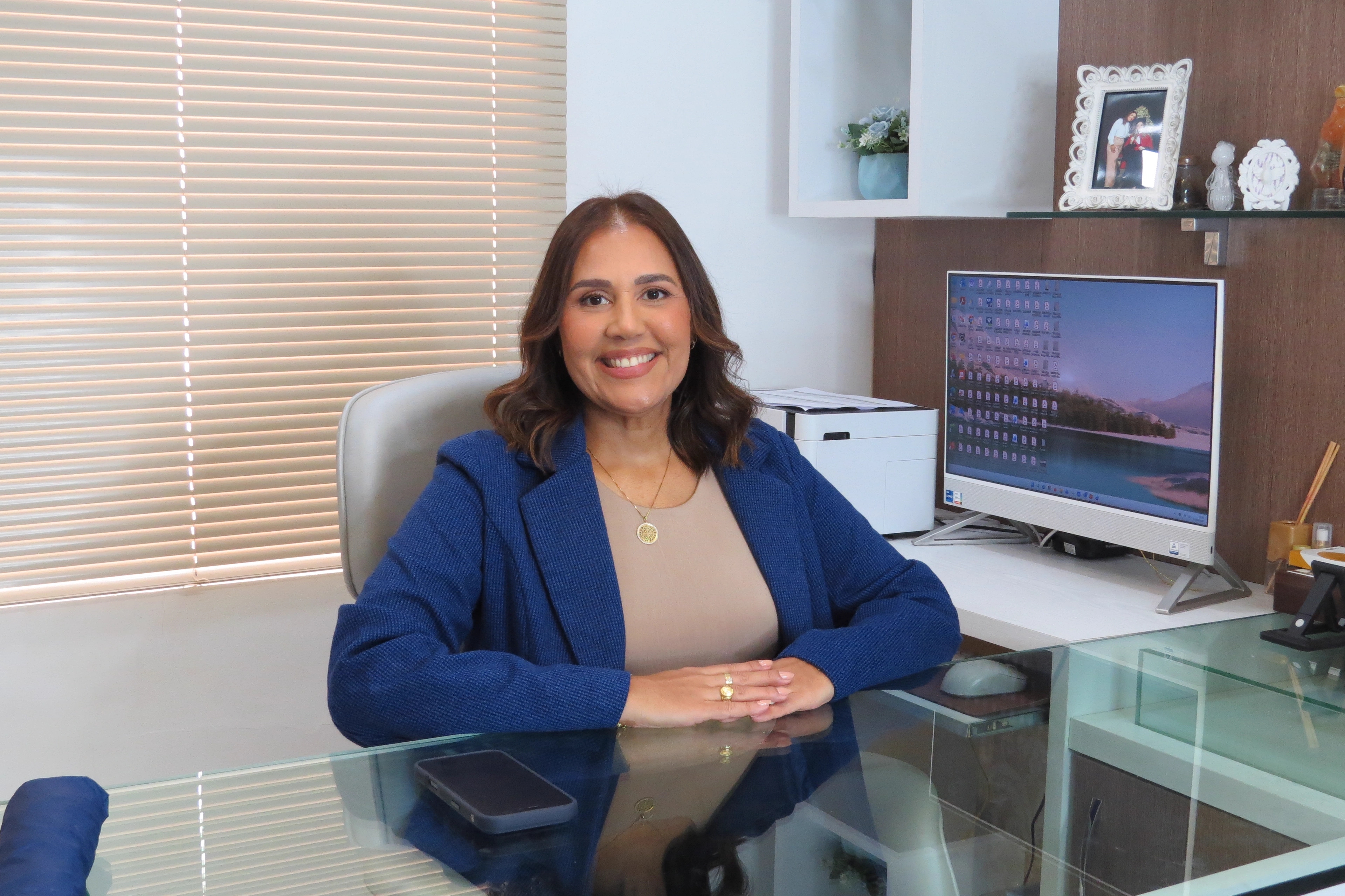 Advogada da Advocacia Oliveira Costa em sua sala de atendimento