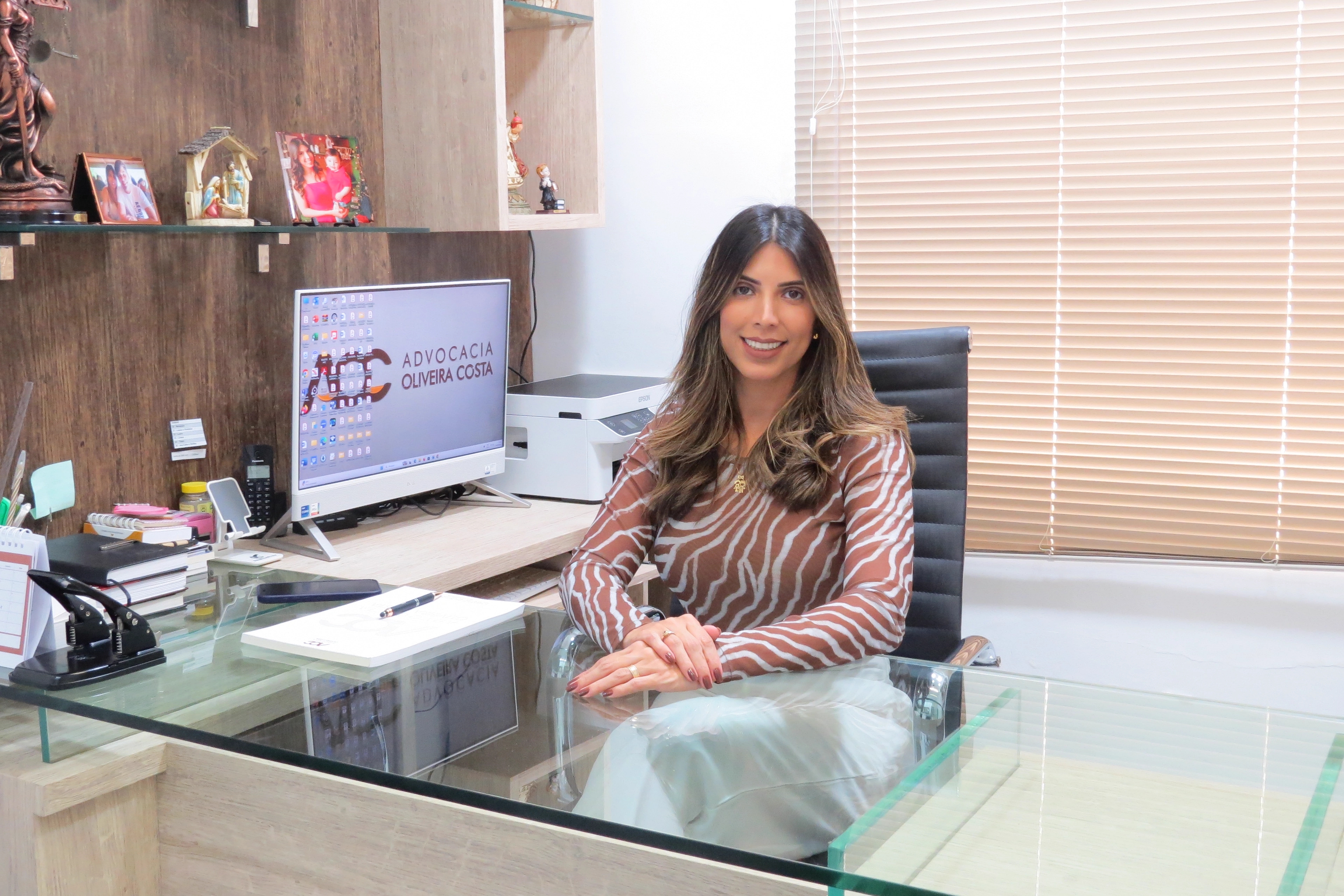 Advogada da Advocacia Oliveira Costa em sua sala de trabalho