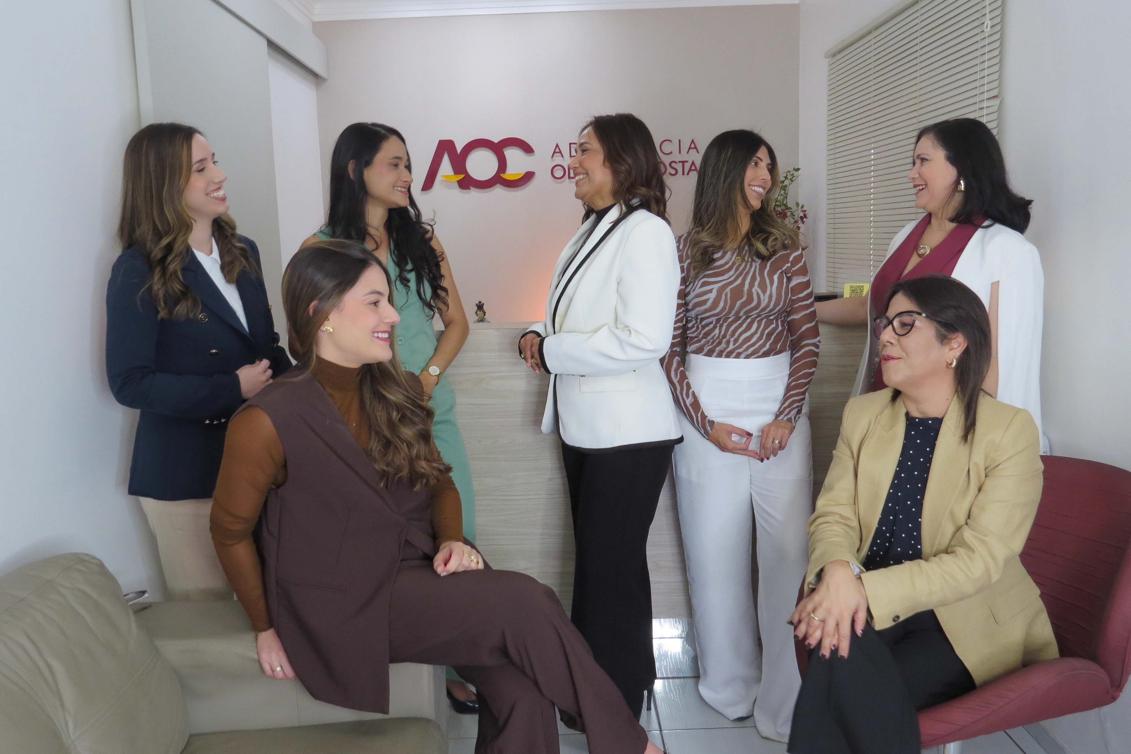 Equipe da Advocacia Oliveira Costa reunida na recepção do escritório