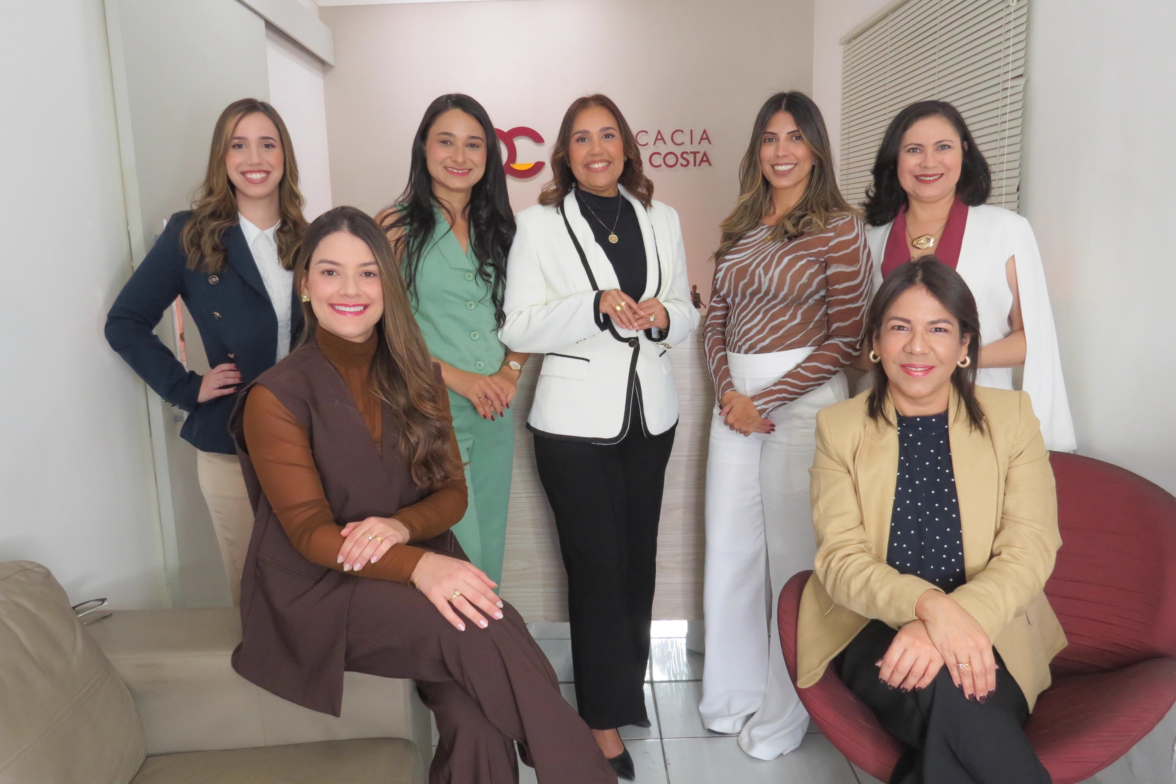 Equipe da Advocacia Oliveira Costa reunida no escritório