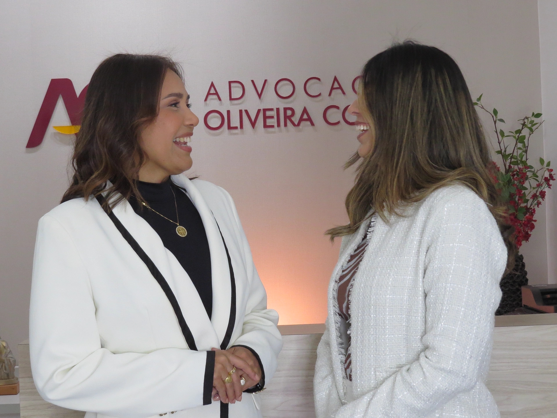 Liliane de Oliveira Costa e Thiara de Oliveira Gomes, sócias fundadoras, na recepção do escritório